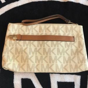 MICHAEL KORS WHITE WRISTLET